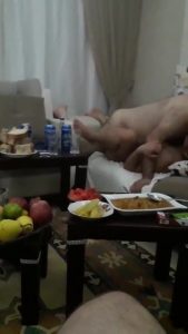 Kürt Kızını Salonda Bağırtarak Sikiyor