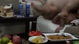 Kürt Kızını Salonda Bağırtarak Sikiyor